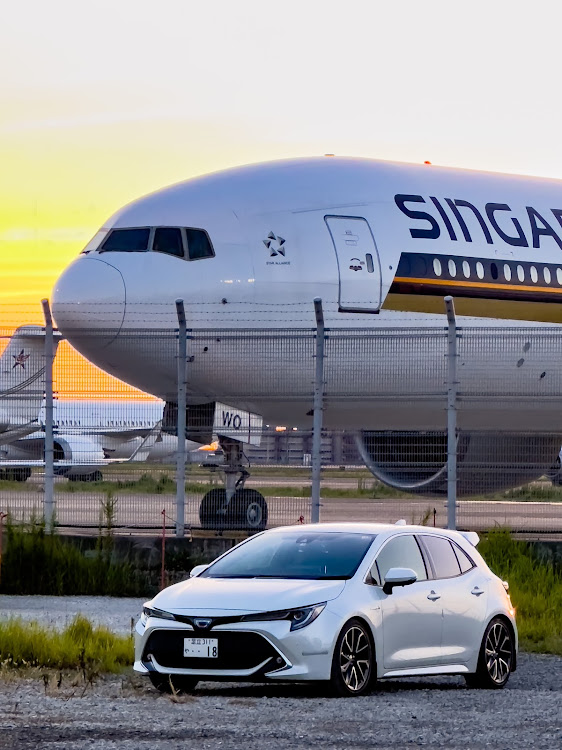カローラスポーツの飛行機とのコラボ✈️・飛行機と朝焼けサンライズ・飛行機スタイルギャラリー・シンガポール航空🇸🇬と・飛行機好きカメラポイントに関するカスタム事例の投稿画像11枚目