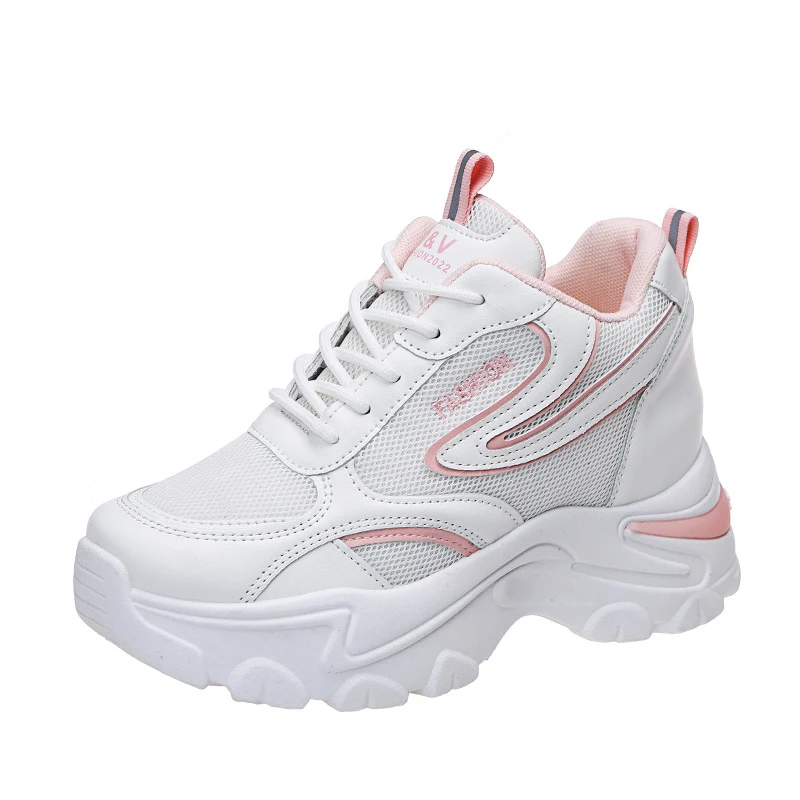 Sapatos femininos casuais com cadarço, sola grossa e aumento interno. Conforto e estilo para um visual moderno e com altura extra.