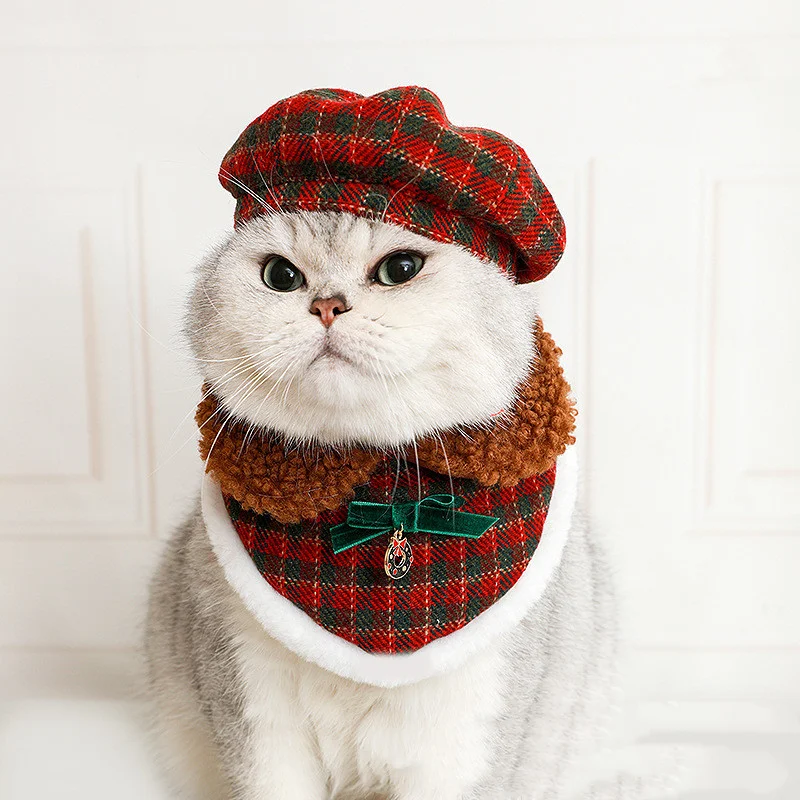 Kerstmis katten hoed slabbetje verkleedkleren. Kleed je kat feestelijk aan met deze schattige kerst outfit en maak de feestdagen compleet.