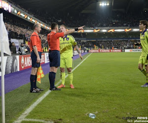 Anderlecht-spelers gingen bewust protesteren: "Anders riskeer je dat de ref zijn lijnrechter volgt"