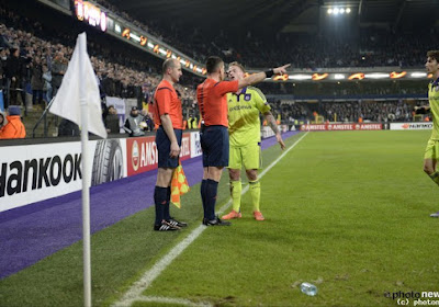 Anderlecht-spelers gingen bewust protesteren: "Anders riskeer je dat de ref zijn lijnrechter volgt"