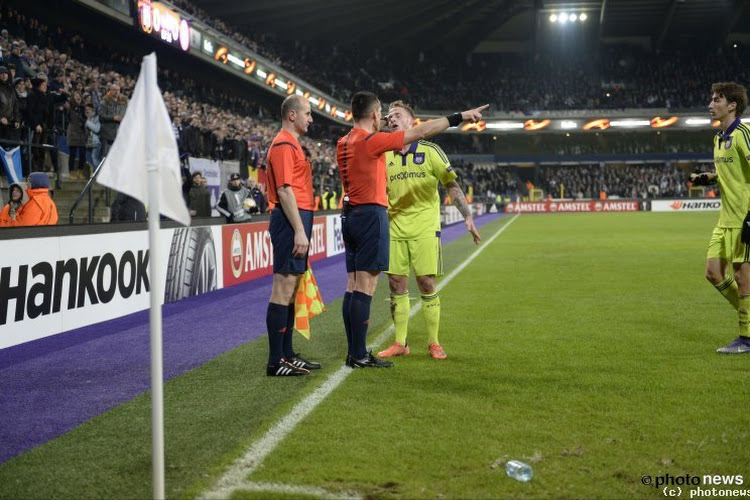Anderlecht-spelers gingen bewust protesteren: "Anders riskeer je dat de ref zijn lijnrechter volgt"