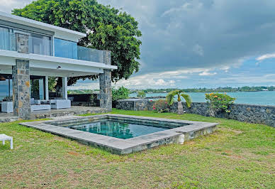 Villa with pool and garden 2