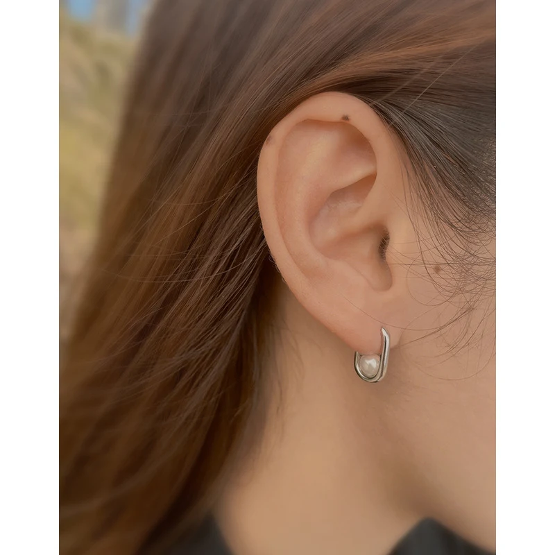 Boucles d'oreilles perles coquillage ellipse géométrique simples en argent sterling S925. Un accessoire élégant pour un look quotidien raffiné.