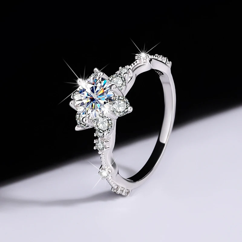 Title 4, Anello in argento sterling S925 con moissanite....