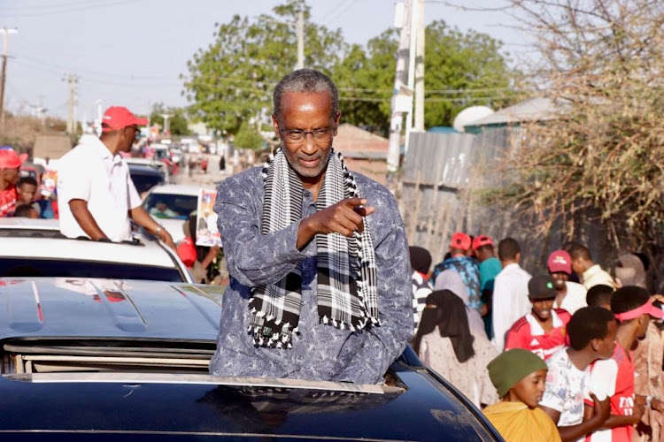 Wajir Jubilee governor candidate Dr Hassan Mohamed addressing residents of Wajir at Orahey ground on Saturday, August 6.