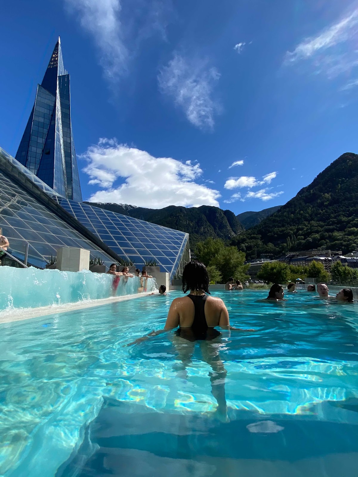 Nuestra compañera Sara disfrutando de la laguna panorámica de Caldea en octubre