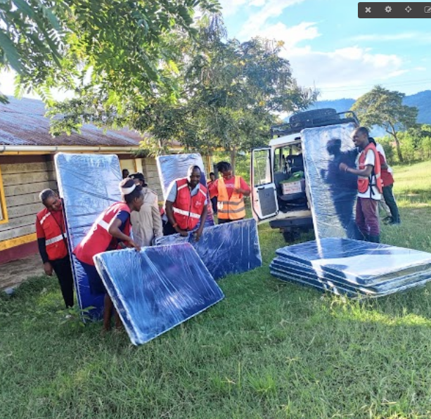 Kenya Red Cross and Makueni County Emergency Response team distribute non-food items to families displaced by floods at Mutyambua KMTC in Makueni