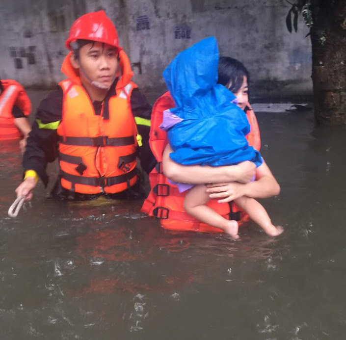 Trung úy Hồ Đình Khánh giải cứu 2 mẹ con bị mắc kẹt trong trận “đại hồng thủy” ngày 16/10/2019