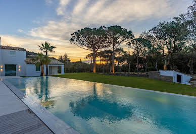 Seaside villa with pool and garden 3