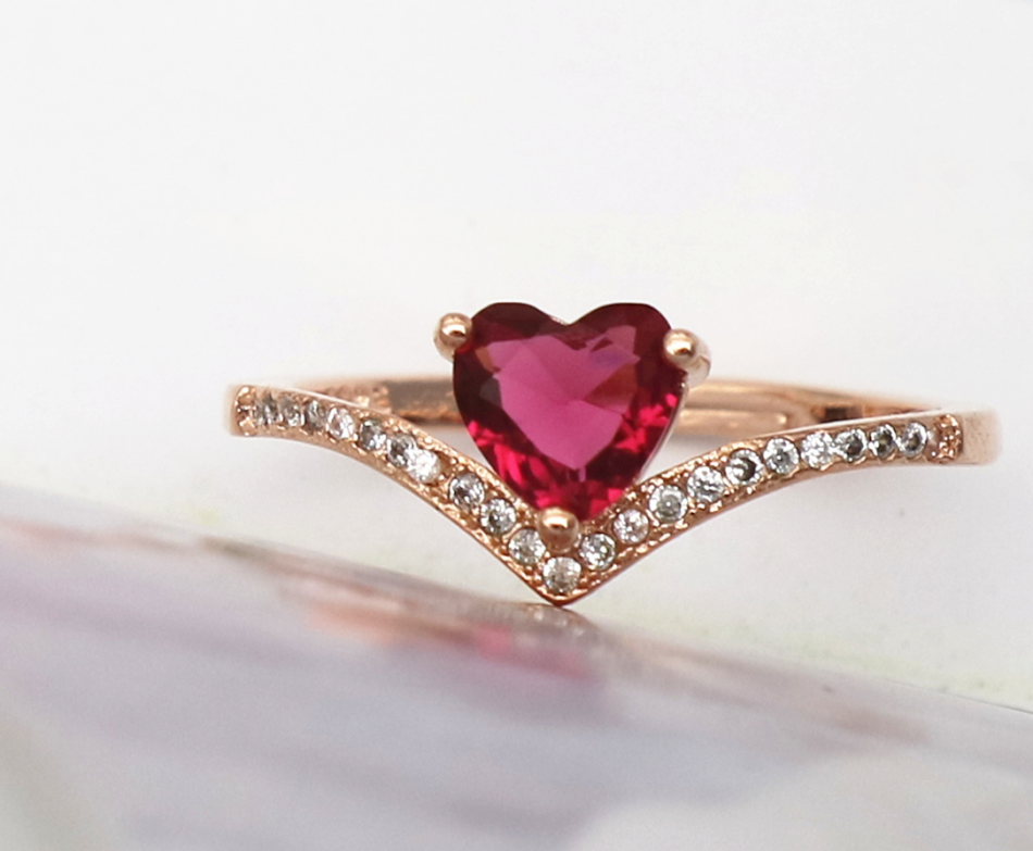 Natural heart-cut red garnet ring. A stunning symbol of love and passion, perfect for a special gift or everyday wear.