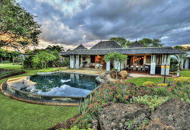 Villa with pool and garden 2