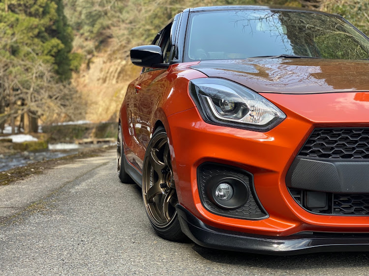スイフトスポーツのオレンジ・自家塗装缶スプレー・DIY・トラストスポイラに関するカスタム事例の投稿画像1枚目