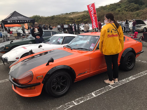 日産 フェアレディzを華麗にカスタム By ダイさん 11 22 藤壺自動車の会長のz432 00gtと共にfcmに参加 娘を 藤壺自動車のキャンギャル Cartune