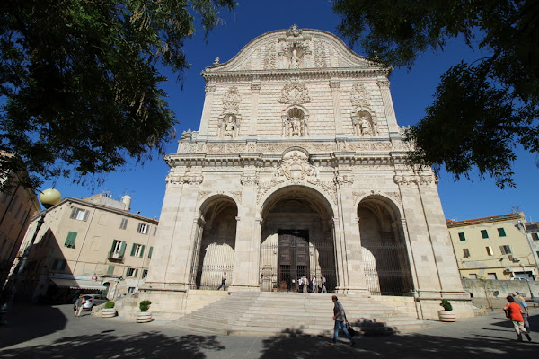 Passanti in Piazza Duomo di Pretoriano