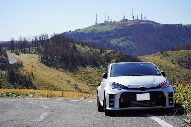 GRヤリスのバックショット・フロントショット・サイドショット・絶景と愛車・美ヶ原に関するカスタム事例の投稿画像2枚目