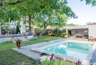 Maison contemporaine avec piscine et jardin 9