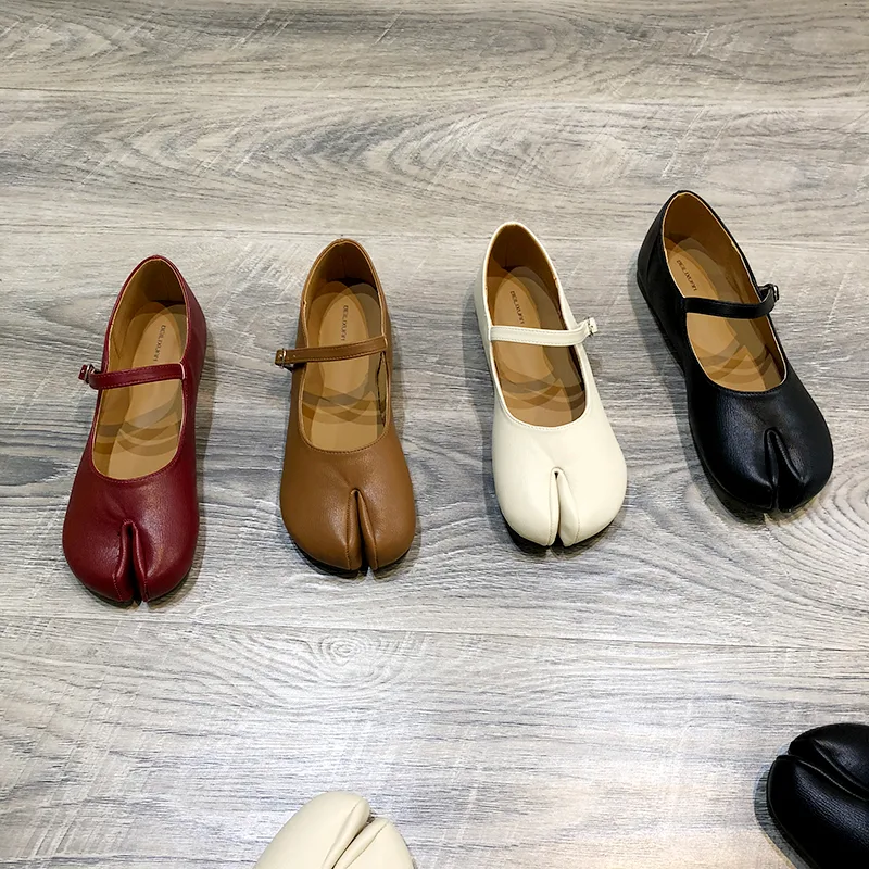 Retro Mary Jane Schuhe mit geteilter Zehenpartie und flacher Sohle, Tabi-Stil, für Komfort und einen einzigartigen Look.