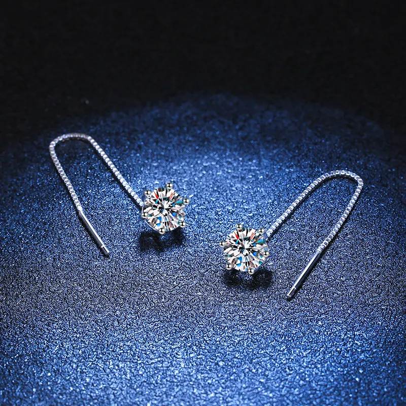 Orecchini a filo S925 in argento sterling con moissanite, design classico a sei griffe. Placcatura Pt950 per una lucentezza duratura ed eleganza.