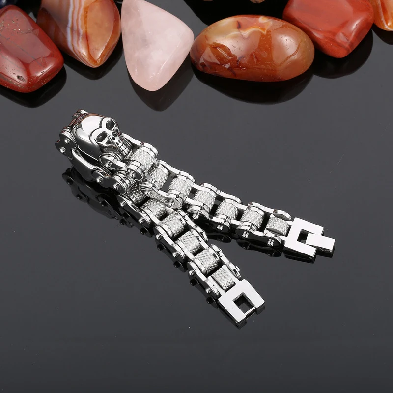 Herenarmband, schedel en fietsketting, titanium staal. Stoer en robuust design, perfect voor de moderne man. Een blikvanger.