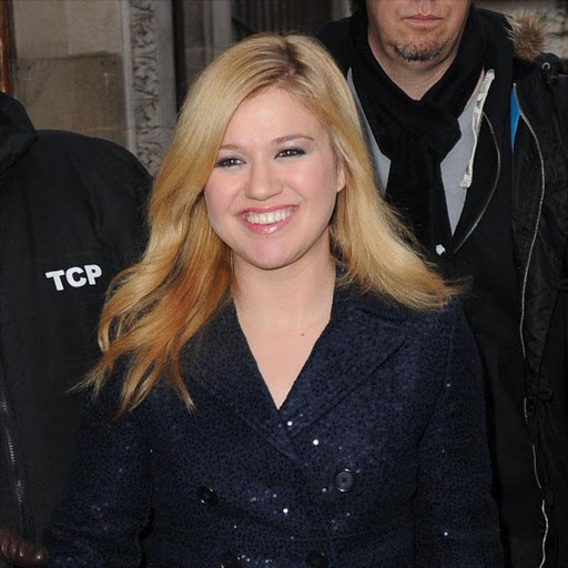 Kelly Clarkson Announces Pregnancy On Twitter