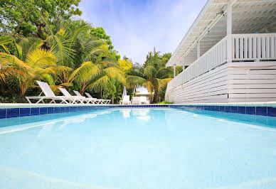 Maison avec piscine et jardin 5