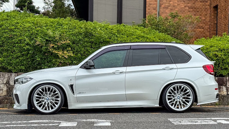 X5のN57D30・X5 F15・X5 35d・22インチ・ワンオフ鍛造しか勝たんに関するカスタム事例の投稿画像6枚目