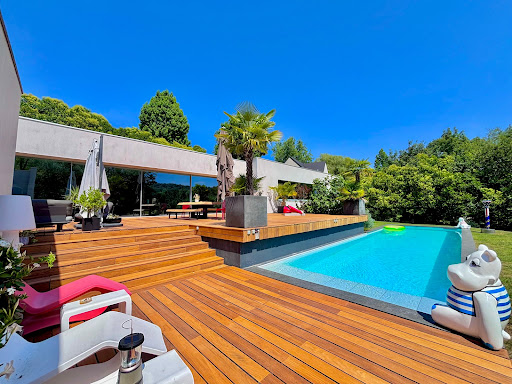 Villa with pool and garden 4