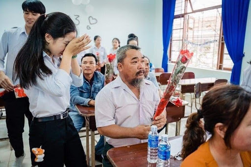 Tóc bố đã bạc, râu cũng đã dài nhưng con vẫn chưa một lần thổ lộ cho bố nghe lời yêu thương, trân trọng bố và gia đình mình.