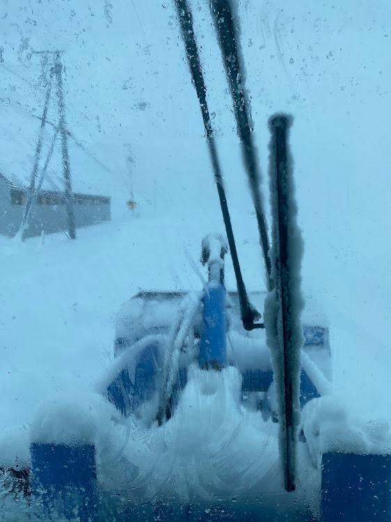 NV350キャラバンの北海道・大雪・除雪作業ご苦労様です・ゆきだるまつくーろー・スノーモービルに関するカスタム事例の投稿画像2枚目