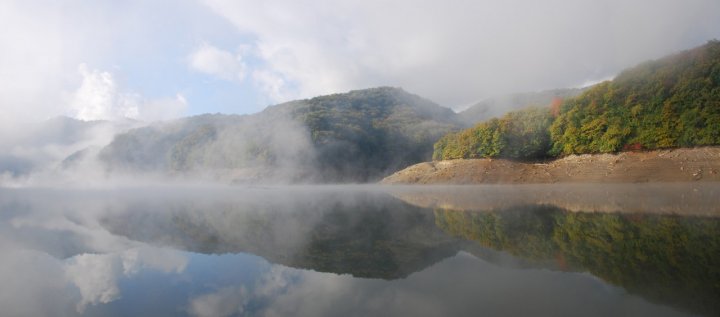 Nebbia mattutina sul lago di arch.bruzzone