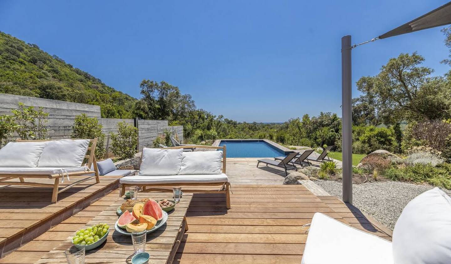 Propriété avec piscine en bord de mer Sainte lucie de porto vecchio