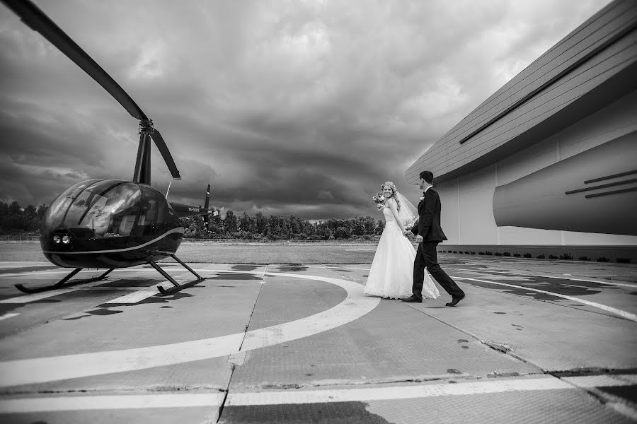 Wedding photographer Evgeniy Romanov (pomahob). Photo of 27 April 2016