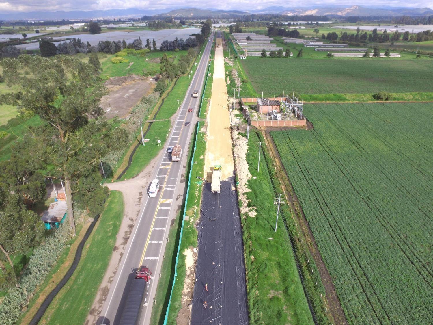 Una carretera en un campo verde

Descripción generada automáticamente