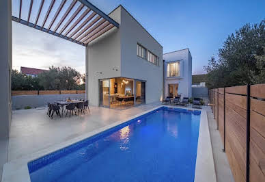 House with pool 4