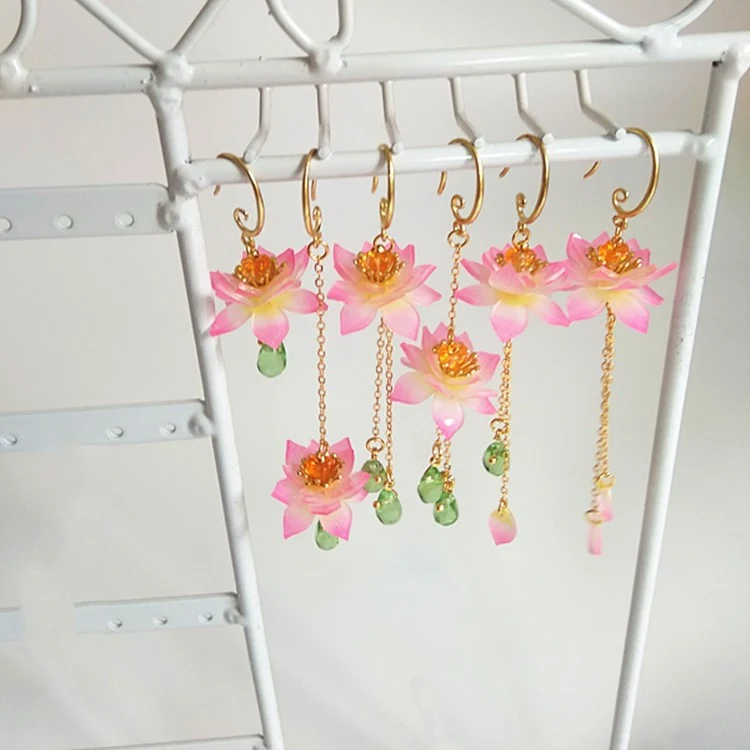 Brinco de pressão assimétrico gota de lótus feito à mão, acessório elegante, sem necessidade de furo, design floral único.