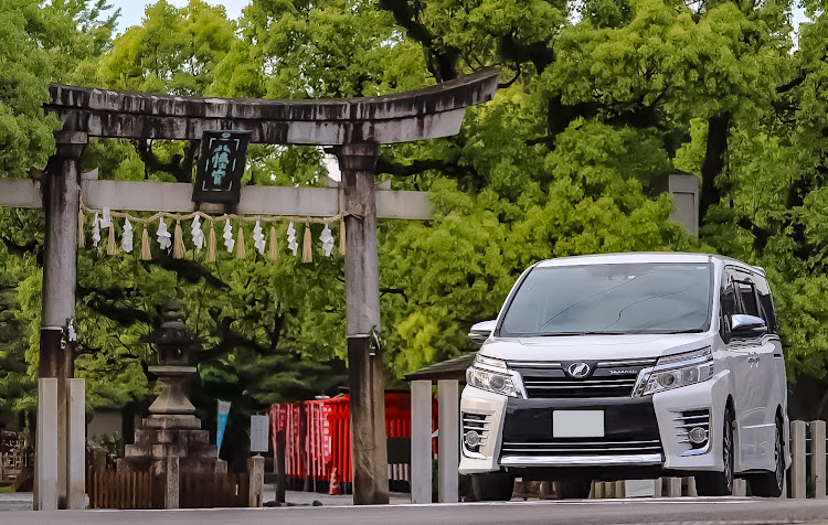 ヴォクシーのTEAM Excitación・discover_ct・discover＿ct・お礼🙇・白車乗りの赤・黄好き🙊wに関するカスタム事例の投稿画像1枚目