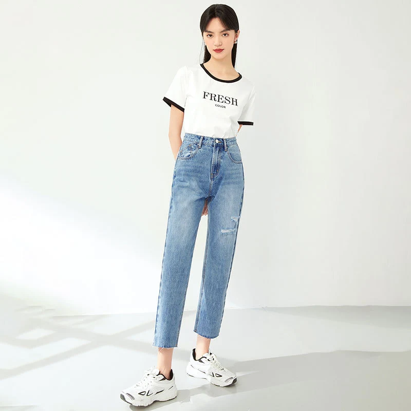 Jeans donna a vita alta, gamba dritta ampia, chiari, con strappi. Pantaloni snellenti per un look casual e alla moda.