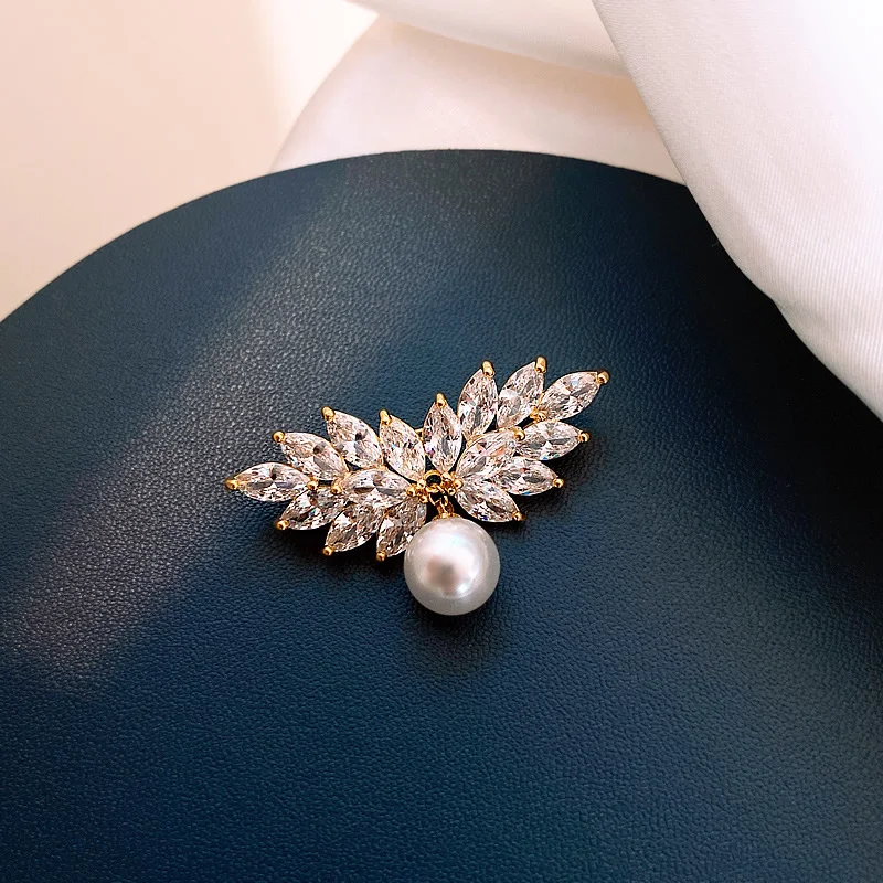 Anillo broche geométrico con diseño de mariposa, flor, diamantes y hoja de perla. Elegancia y brillo floral para realzar tu estilo.