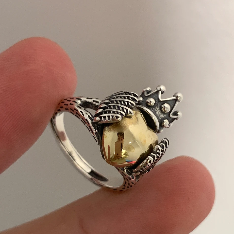 Anillo Retro con Alas de Corona y Plumas en Oro y Plata Contrastantes para un Look Vintage Elegante y Atemporal Perfecto