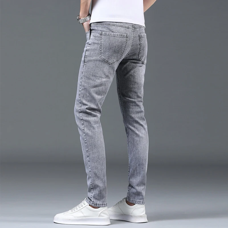 Jeans rectos y grises claros de corte slim para hombre, estilo moderno y ajuste perfecto. Cómodos y versátiles para cualquier ocasión.