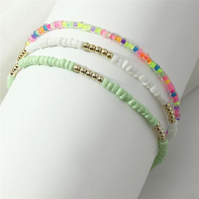 Bohemian etniche enkelband transparant met contrasterende beige kralen, een stijlvolle toevoeging voor een elegante en trendy look.