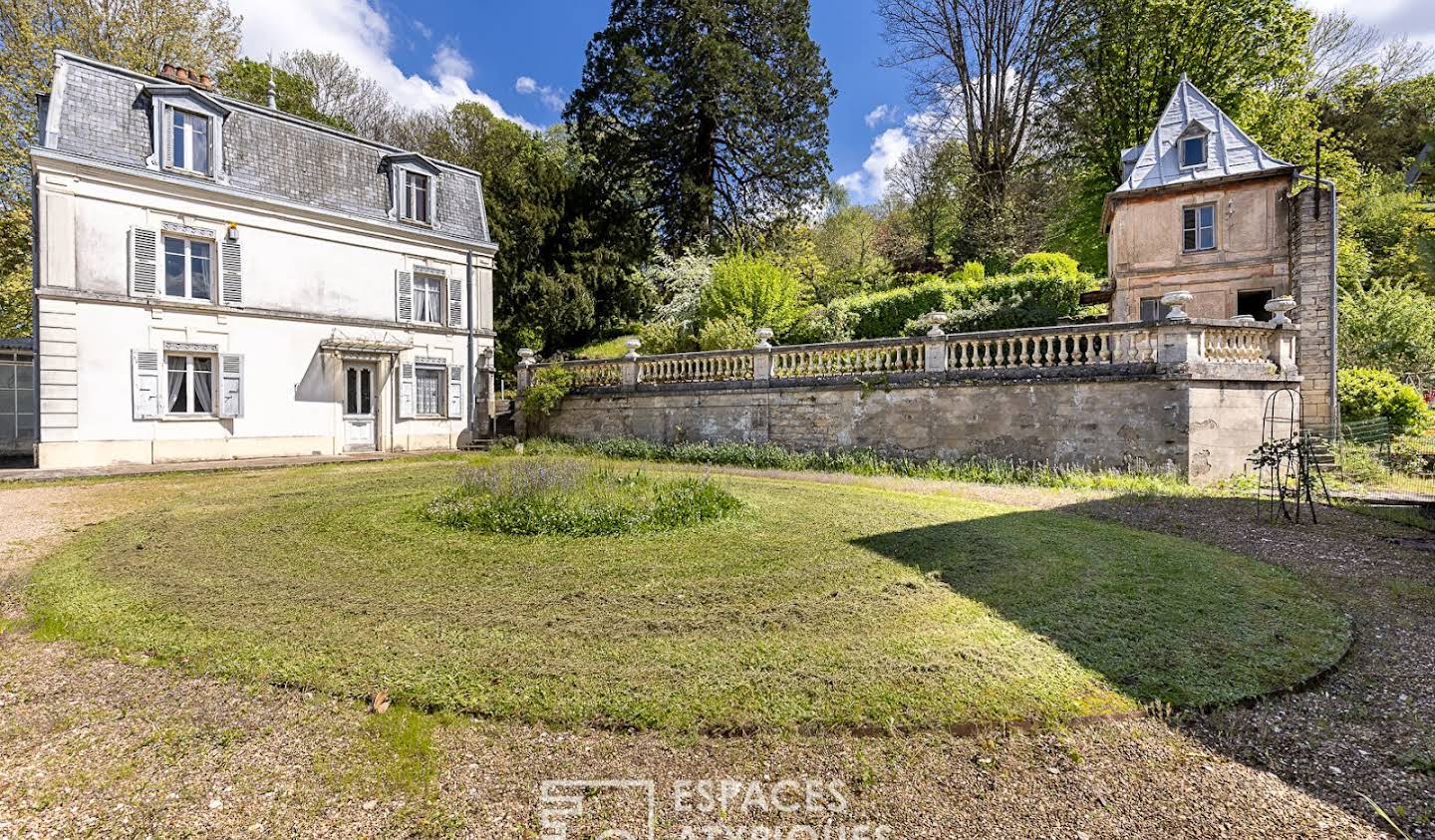 House with terrace Gray