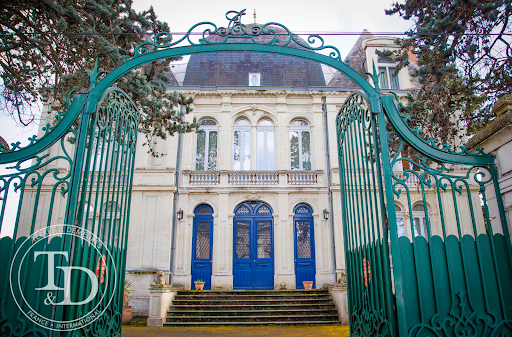 Private mansion with garden and reception room 2