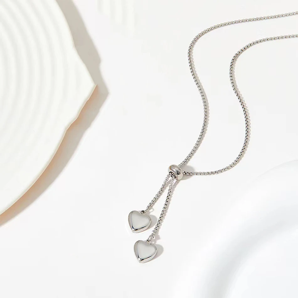 Koreaanse driedimensionale glanzende dubbel hart ketting. Een stijlvol sieraad, ideaal als cadeau om liefde te tonen. Voor dames.