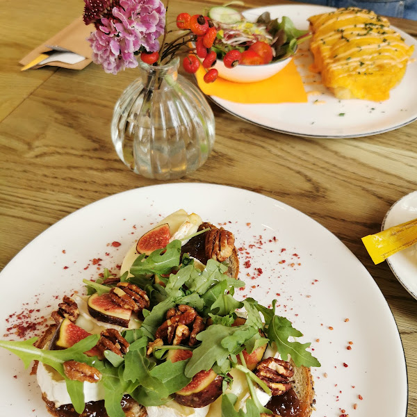 The bread with brie, fig and nuts