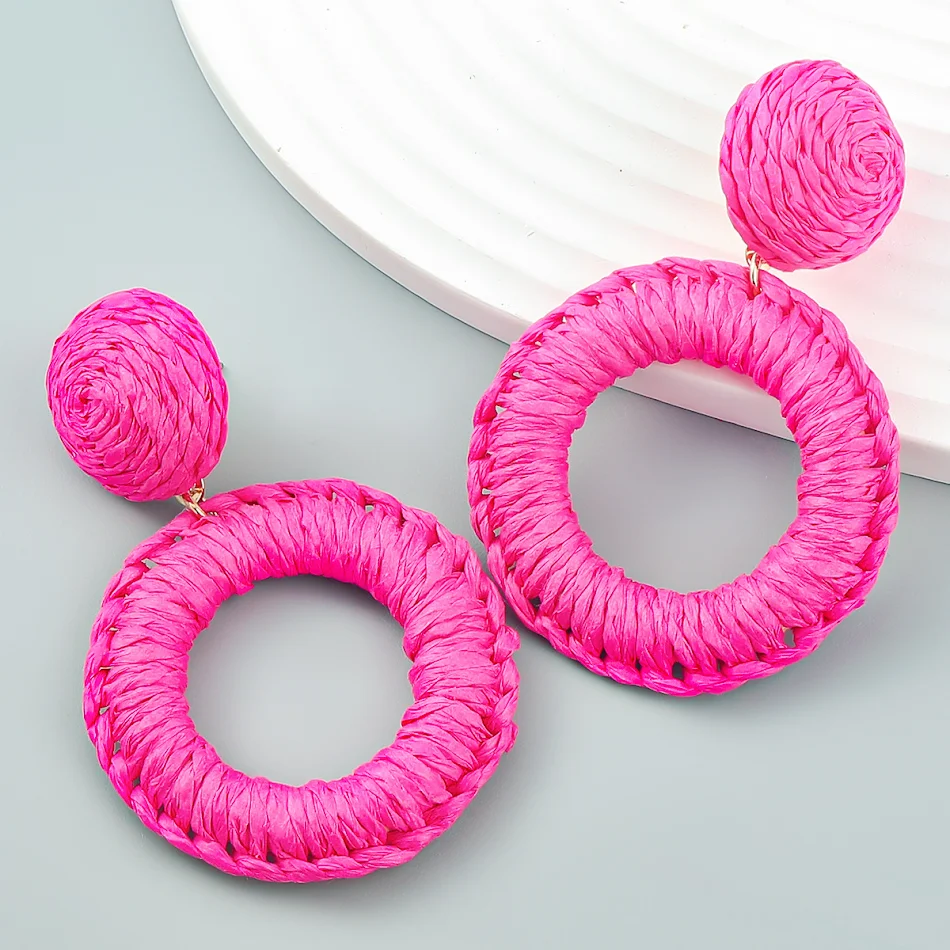 Zomerse, ronde oorbellen van geweven raffia met meerdere lagen. Lichtgewicht en boho-stijl, perfect voor een zomerse en casual look. Must-have accessoire.