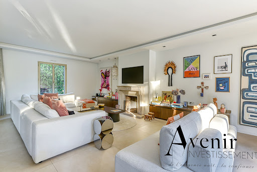 Maison contemporaine avec piscine et jardin 4