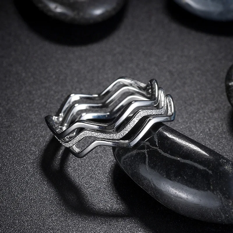 Bague en acier titane Retro Minority pour femme, tendance. Style unique et durable. Accessoire de mode idéal pour un look féminin et sophistiqué.