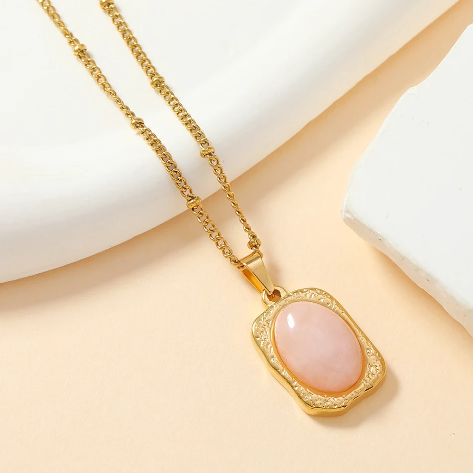 Pendentif unique en fonte d'acier titane avec bijou incrusté et géométrie. Un bijou élégant et durable pour un style unique et sophistiqué.